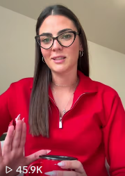 Nikolina u crvenoj košulji dijeli iskustva